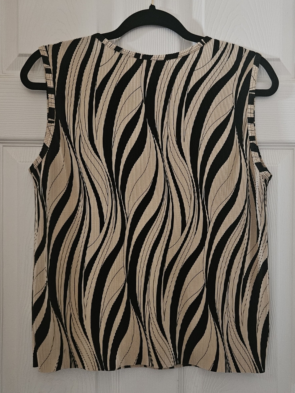 Plisse Sleeveless Blouse - Picture 2 of 3